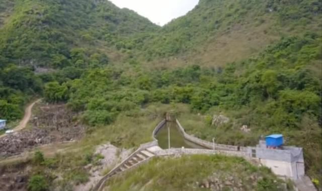 航拍:贵州与广西交界线，深山方圆十里，独一户人家