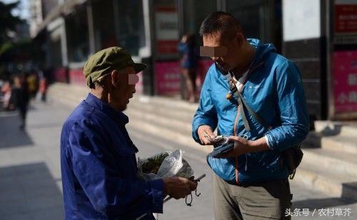 农村80岁的老大爷在街头卖神秘果，5块钱抓一大把，你认识吗？