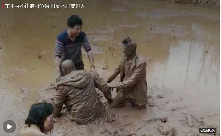 少数滞留车辆司机鸣笛扔垃圾 更多游客感受海口温暖感谢志愿者丨