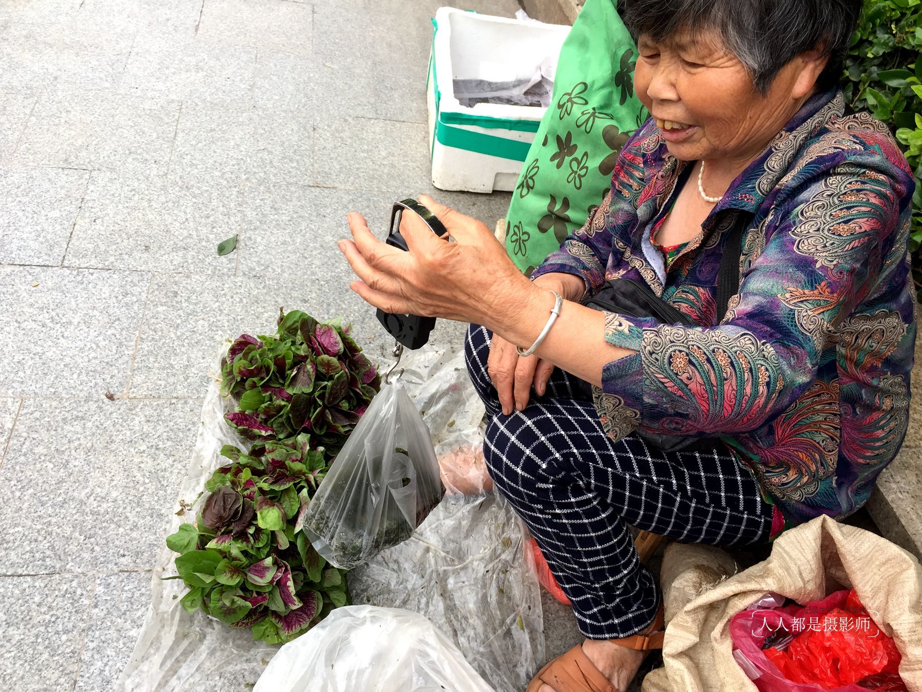 湖北77岁奶奶挖野菜城里售卖,人们却嫌脏怕有
