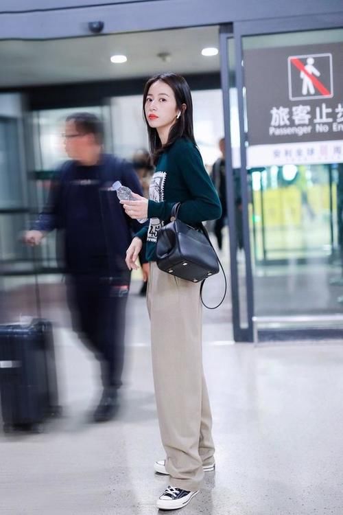 周雨彤最近很活跃啊，穿着平价阔腿裤超接地气，墨绿色毛衣也养眼