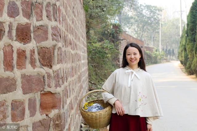 农村光棍和城里却剩女，一个在天上 一个在地上