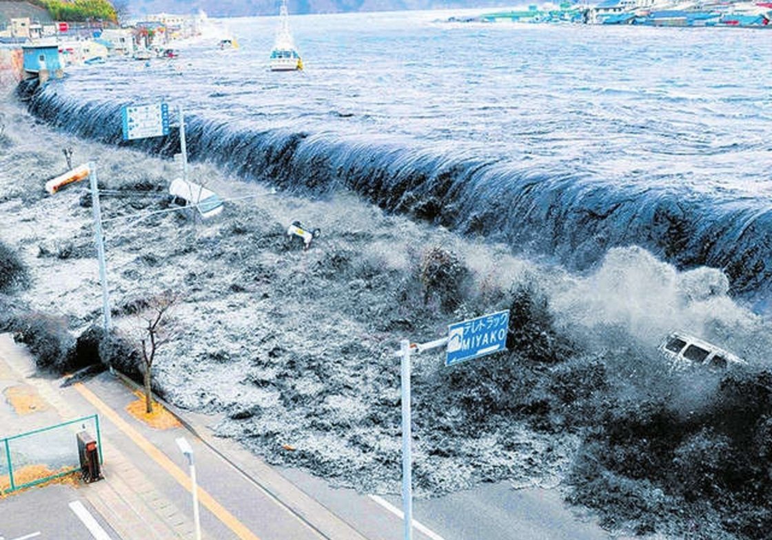 2011年日本大海啸当时的灾难景象,堪比世界末