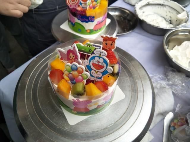 淮安广电小记者走进吉田三上手工制作蛋糕