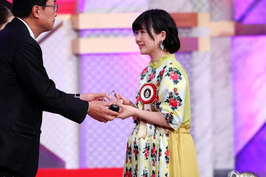 福原爱挺孕肚领奖 蓬松裙装可爱十足