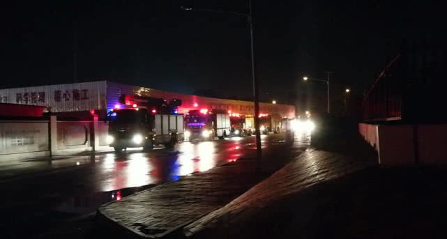 天津一学校发生火情 现场火光冲天