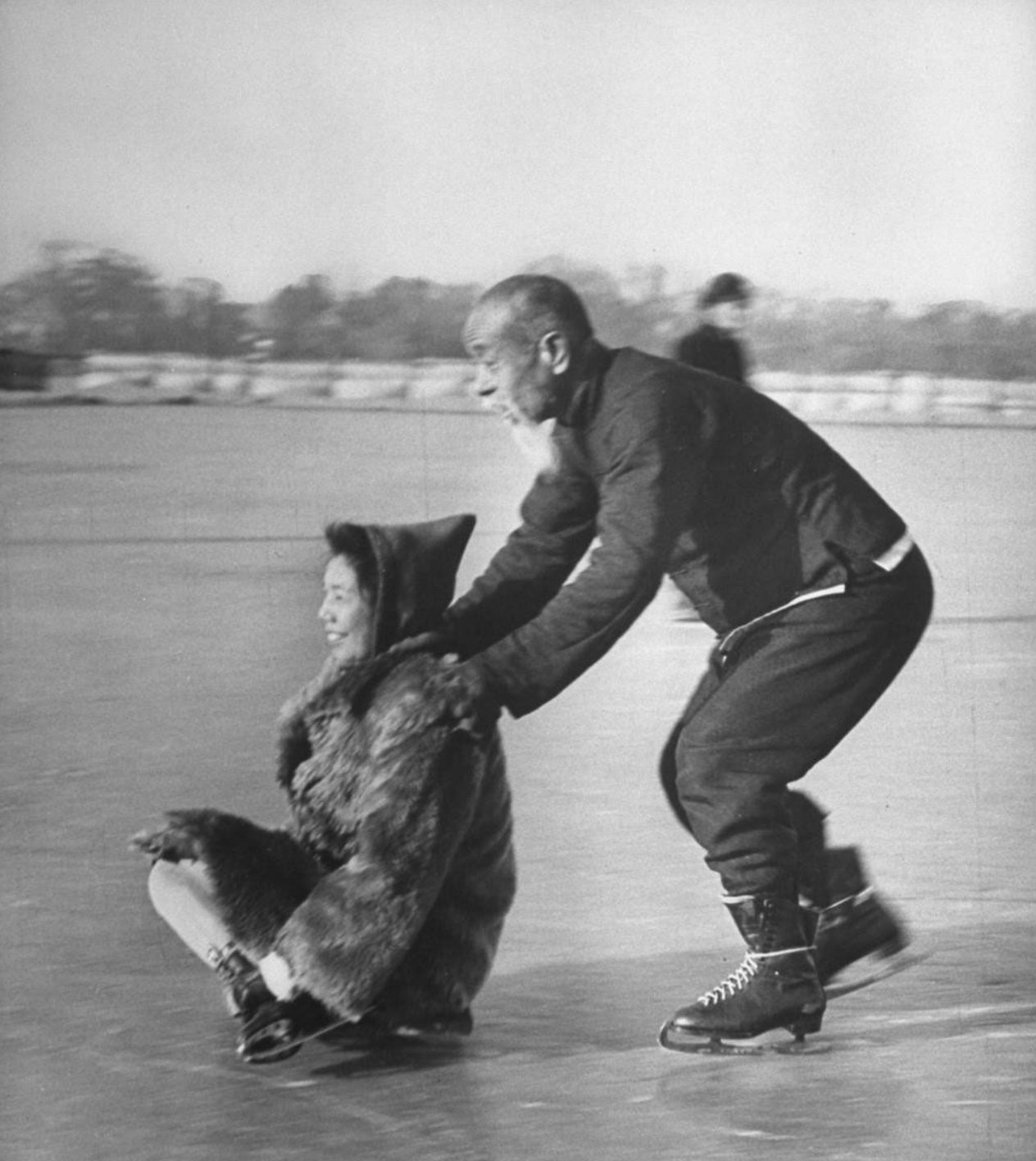 1946年北京老照片!70岁的老爷子什刹海溜冰,动