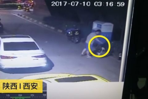 男子晚上不睡觉拿着猫咪往地上摔,看到他的行