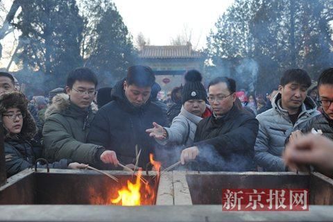 雍和宫抢头香新年祈福 外地游客称“年味十足”