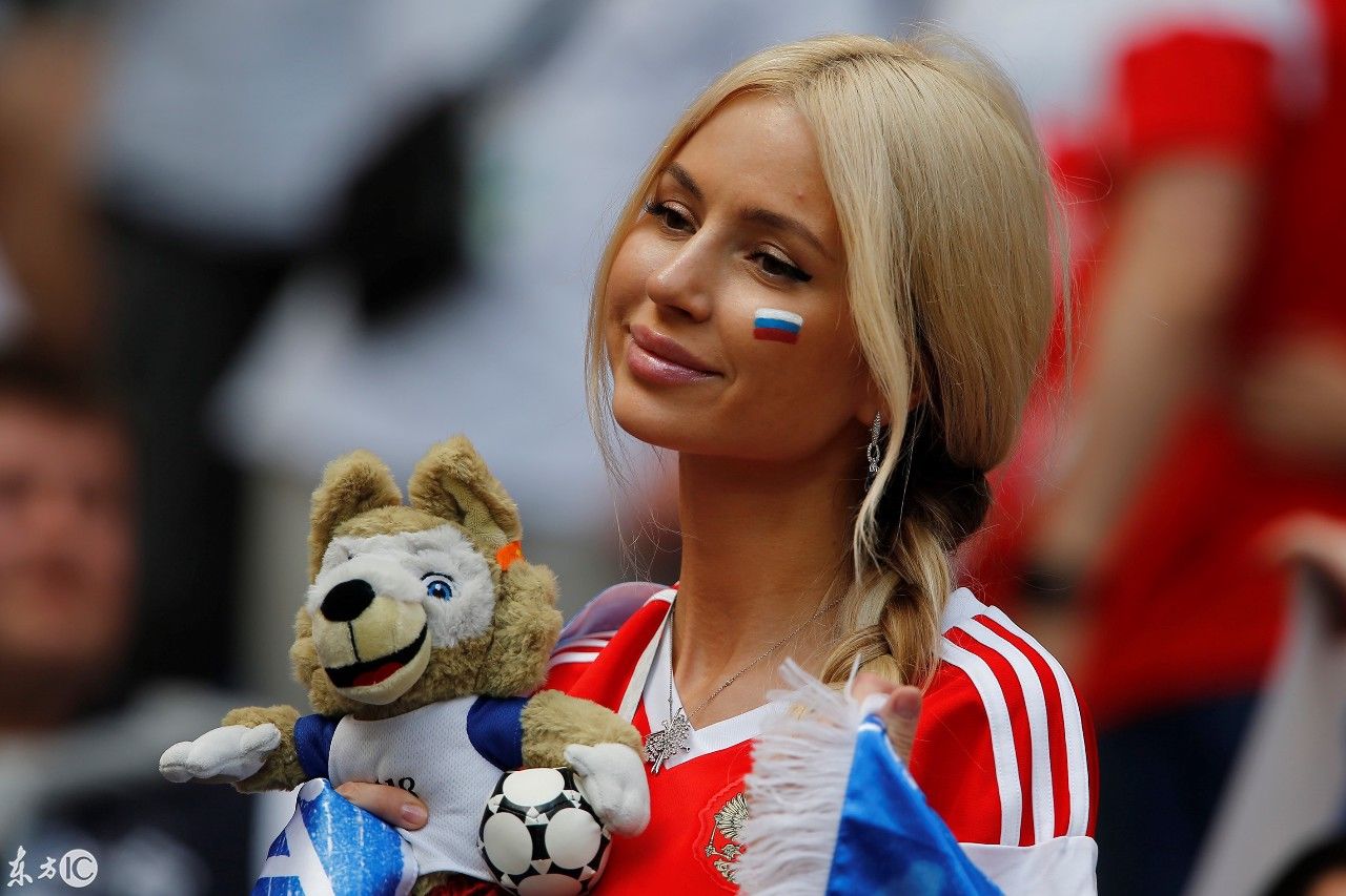 夺冠热门球队西班牙遭俄罗斯淘汰,场上看踢球