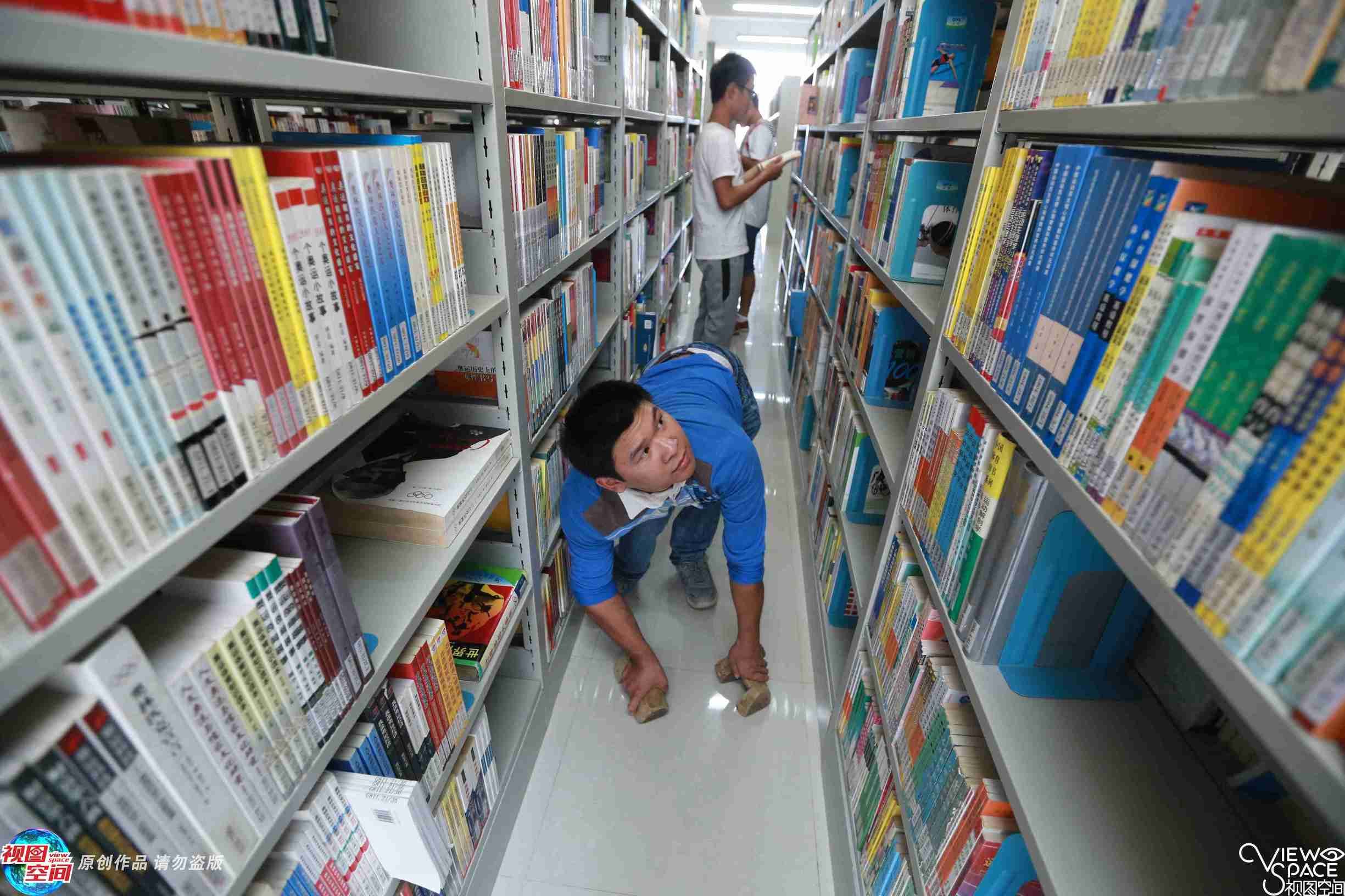 他曾爬着上大学 如今已开始实习