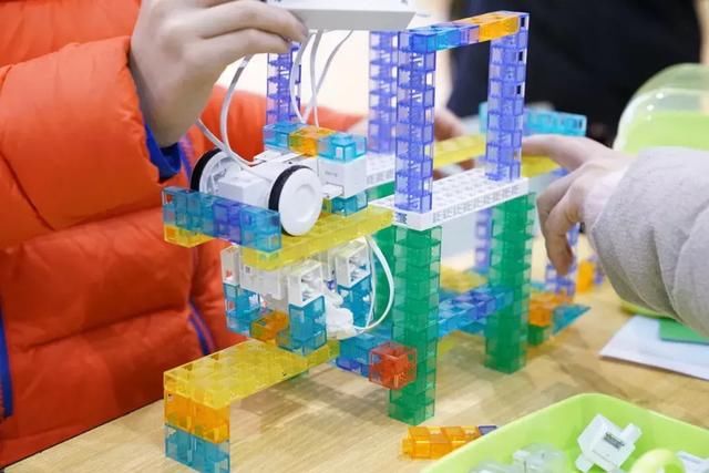 用索尼 KOOV 给青少年创意拼搭插上编程的翅