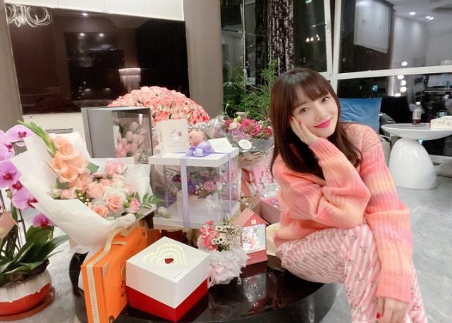 有种众望所归叫李小璐,女团风制服拍封面,复出不演戏当歌手