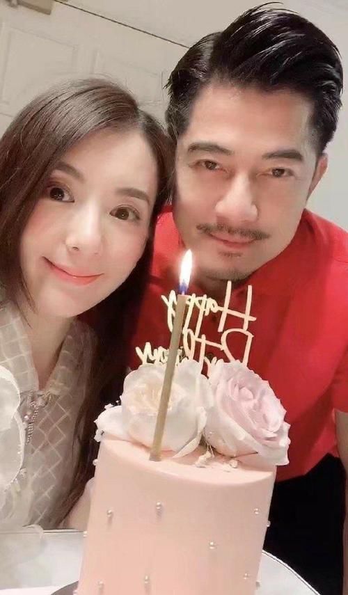 郭富城晒全家福，与方媛牵手两个女儿，女儿乖巧可爱，萌化众人