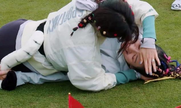 章子怡玩游戏环节不慎摔倒,汪峰下意识的举动