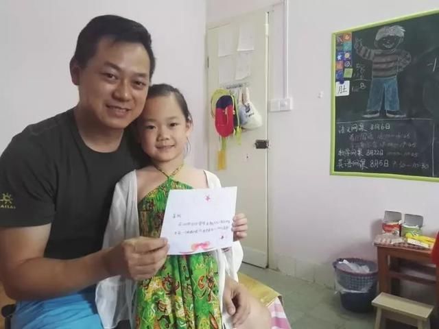 目睹爸爸跳江救人,宜昌城区7岁女儿给爸爸做奖