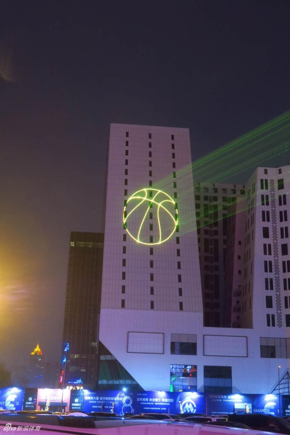 组图:辽宁球迷用激光投影祝福球队夺冠