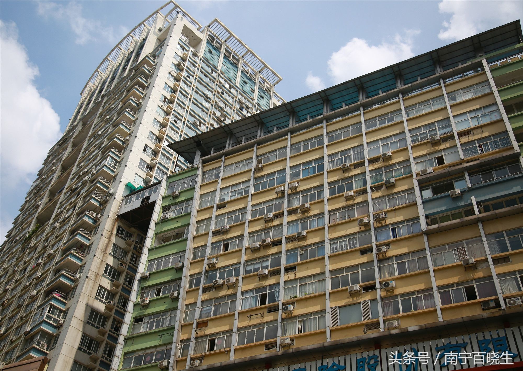 实拍:广西南宁网红“空中别墅”横跨两栋楼 官方:属合法建筑