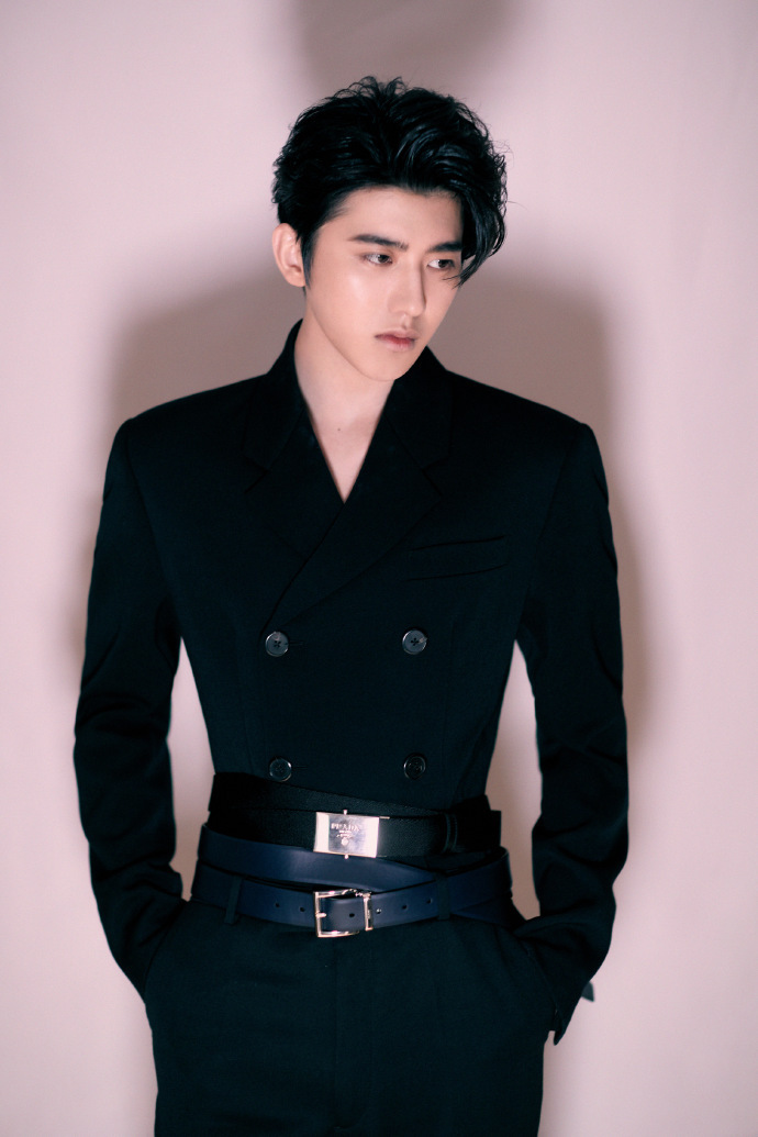 蔡小室晒Boss时装秀帅照 低调内敛的贵公子既