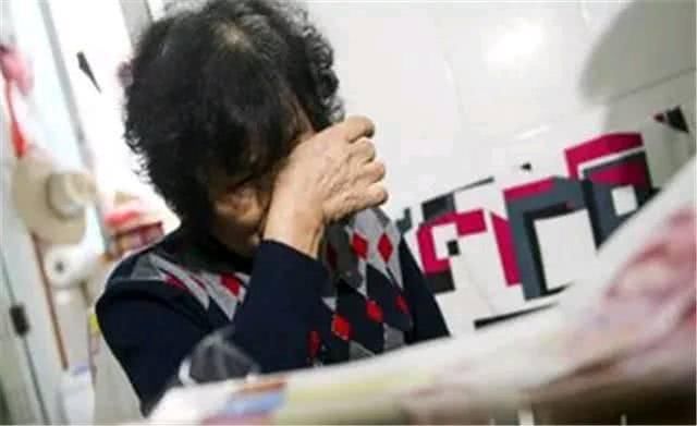 7旬的我进城带孙子，无意中路过商场看见亲家母，我含泪买票回家