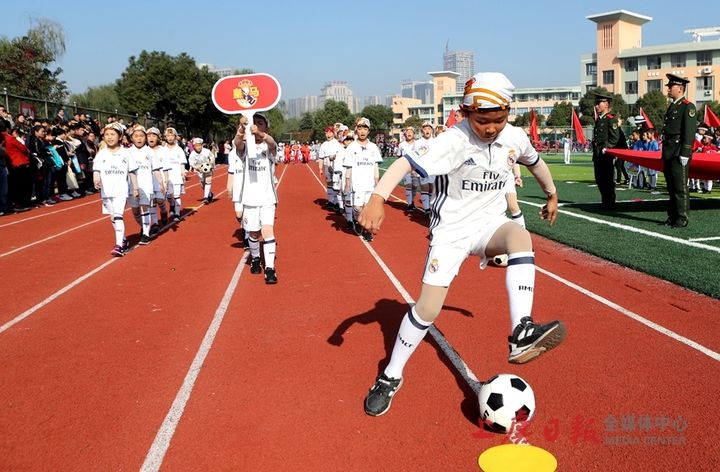 21支世界顶级 足球队 走进学校,边防武警护旗开
