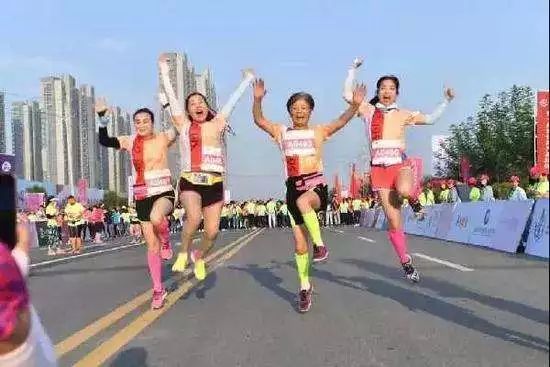 根据秦皇岛国际马拉松组委会的统一安排,为保障2018君乐宝秦皇岛国际马拉松暨全国马拉松锦标赛顺利进行,我市将于5月13日5时14时,对赛道沿线及周边道路进行封闭,为保证广大市民的方便出行,现将有关运营方案通告如下: 一、赛事道路封闭说明 海港区河北大街与西港路交叉、经文路与岭后街交叉口、文坛路与文宏路交叉口、西环路与文昌路交叉口、西环路与山东堡路交叉口、河北大街与西环路交叉口,北戴河区海宁路与新河路交叉口、联峰北路与海宁路交叉口、联峰路与海宁路交叉口、剑秋路与西海滩路交叉口进行分流,禁止机动车驶向赛道