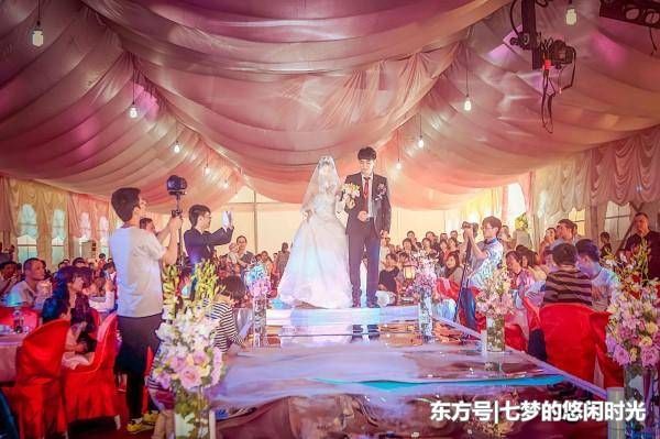 未婚先孕，婆婆把彩礼增加到10万，婚礼时我把卡弄丢了，婆婆乐了