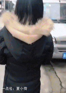 搞笑gif:敢从我手里抢吃的,信不信我把你炖了?