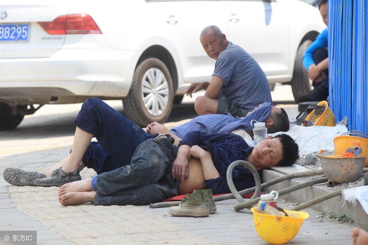 天气越来越热，如果你看到农民工兄弟在这样休息，请别打扰他们吧