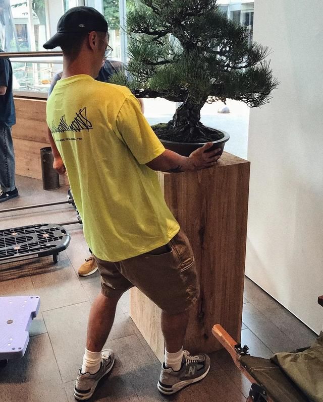 白灰留在冬天,现在得穿上活力无限的荧光色!