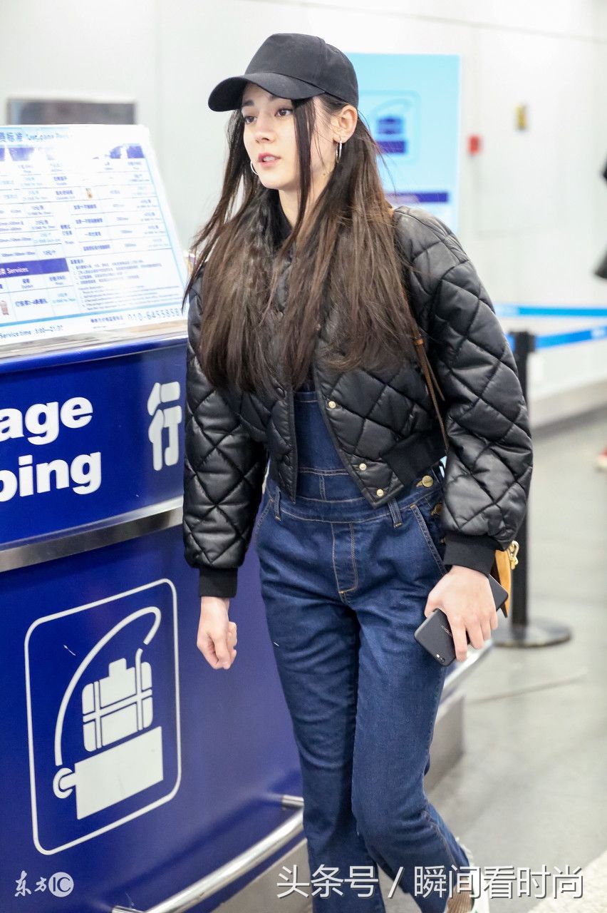 迪丽热巴现身被拍,网友:能把喇叭裤穿的这样美