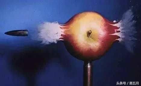 一颗质量为50克的子弹以光速飞向地球,能不能把地球摧毁?