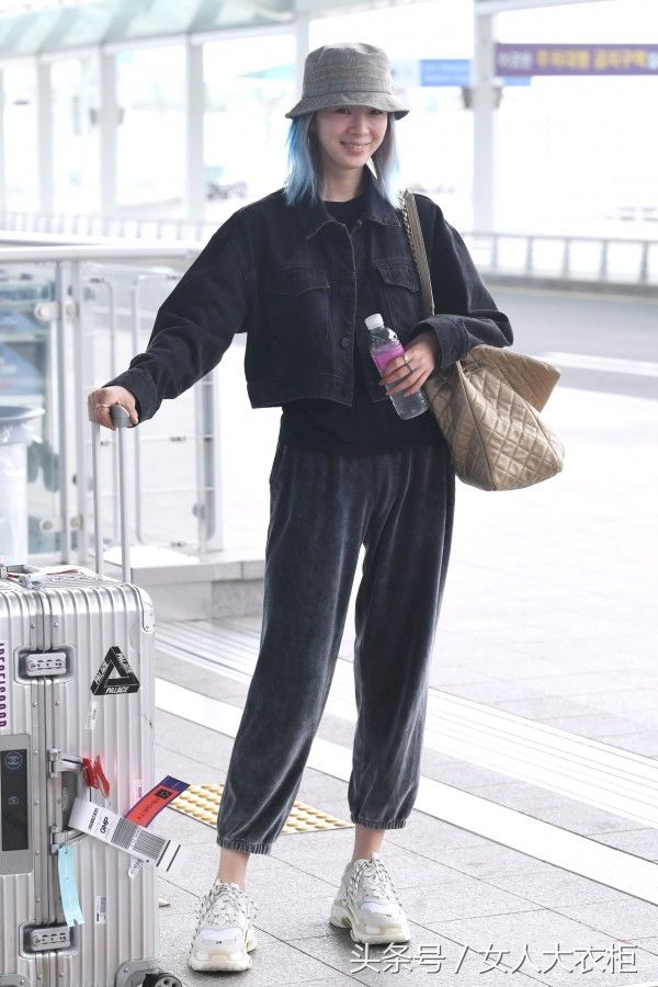 韩国模特Irene Kim短款牛仔外套配金丝绒裤,非