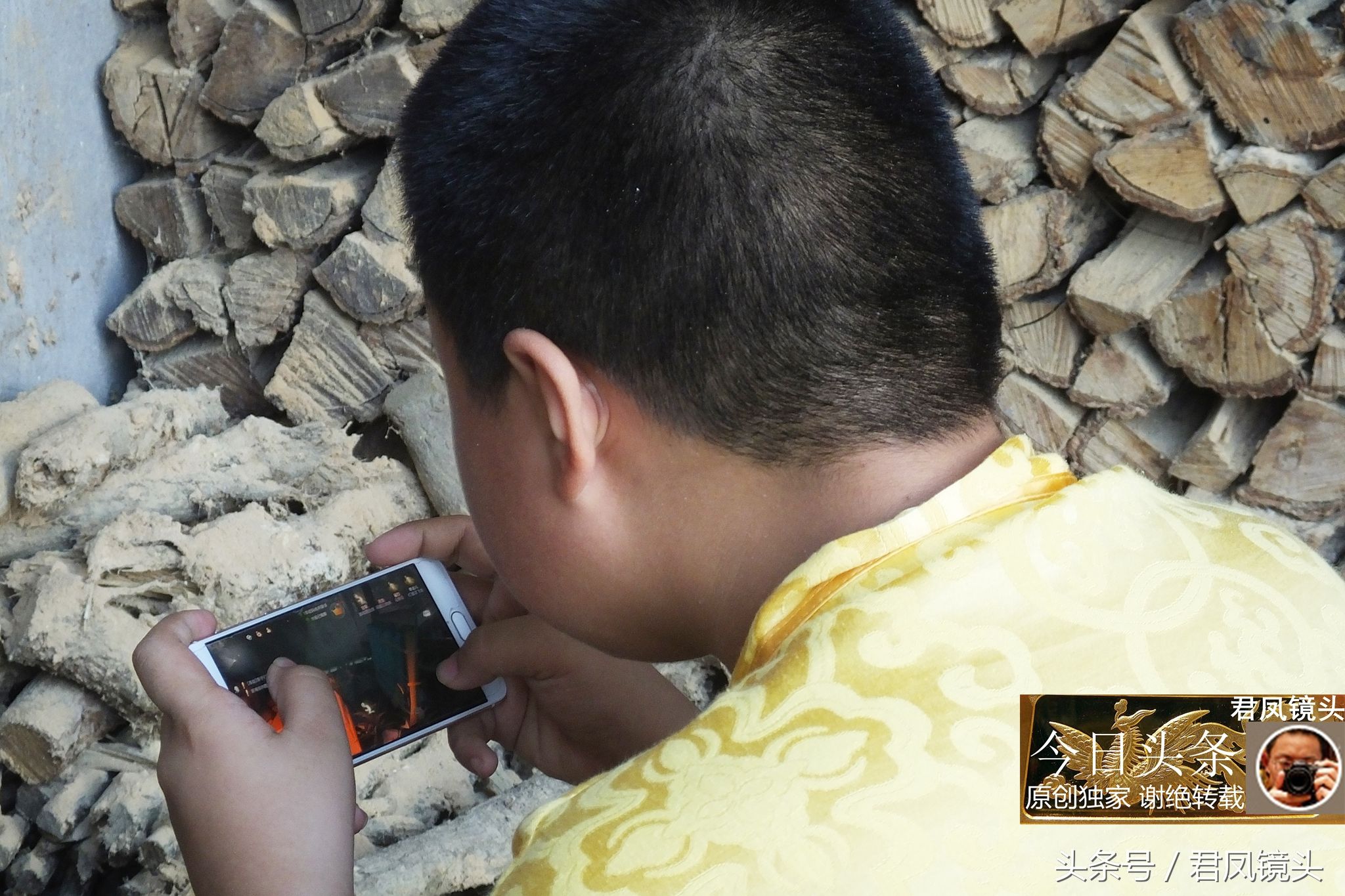 湖北宜昌:乡村农家,孩子暑假玩手机游戏,手机是