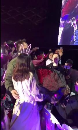 粉丝演唱会上求婚 王力宏焦急围观:不要挡到我