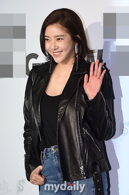 组图:孙谭菲亮相时尚活动 爽朗大笑露出牙龈