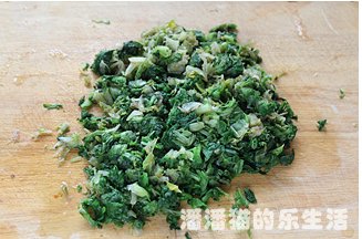 苦苣香菇玉米面贴饼子