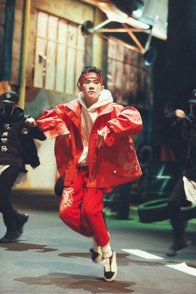 易烊千玺很礼貌,对学员用敬称,对小女孩用特殊