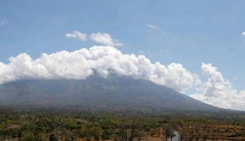 巴厘岛火山警戒级别升至最高 民众体育馆避险