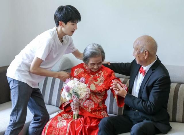 王源《青春旅社》中为老人拍婚纱照,粉丝:这样