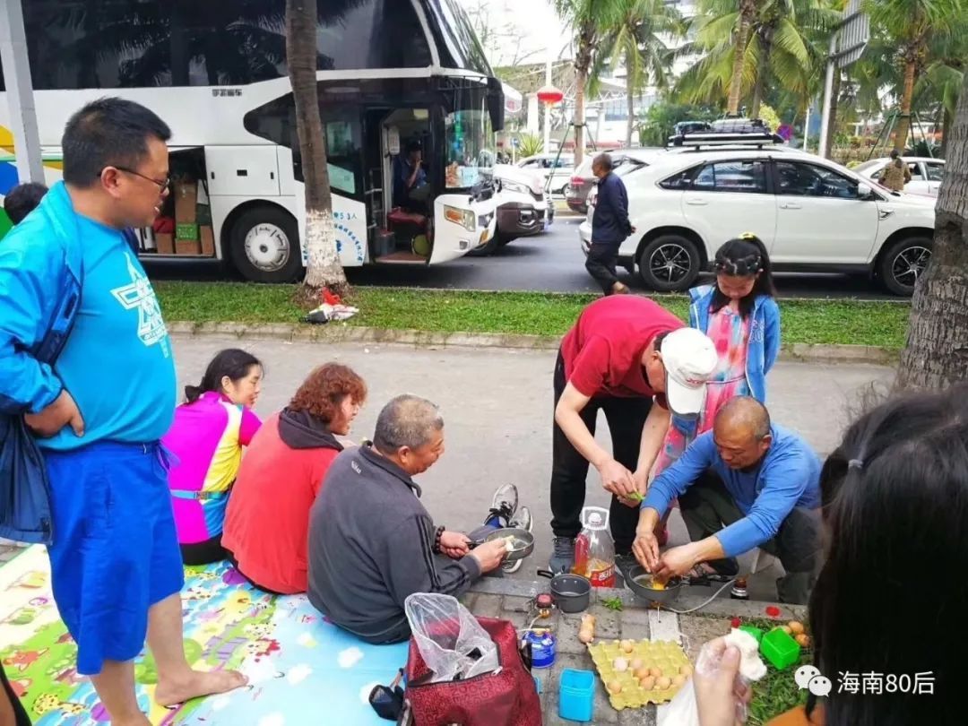 上万车辆滞留海口:乱鸣喇叭扰民 垃圾满天飞