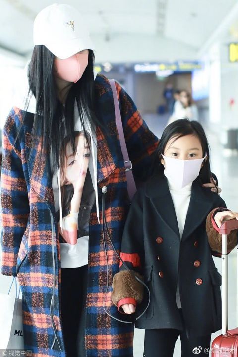 李小璐疑diss贾乃亮后首现身,甜馨帮妈妈推行