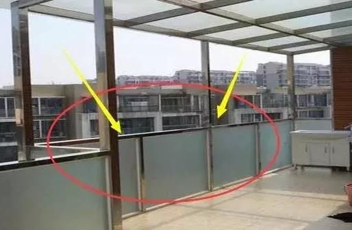 开发商留下的阳台栏杆要不要拆掉?听师傅一说,后悔装错了