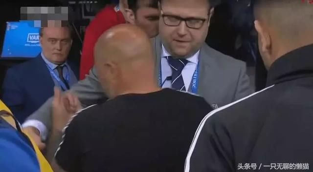 惨败战赛后,梅西直接离场,看台上阿根廷美女球