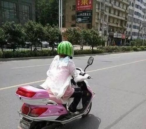 大姐,你这西瓜头盔哪里买的啊,这颜色你都能接