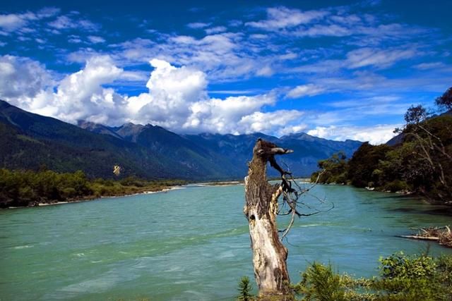 追着磕长头的脚步，走进眼睛的天堂