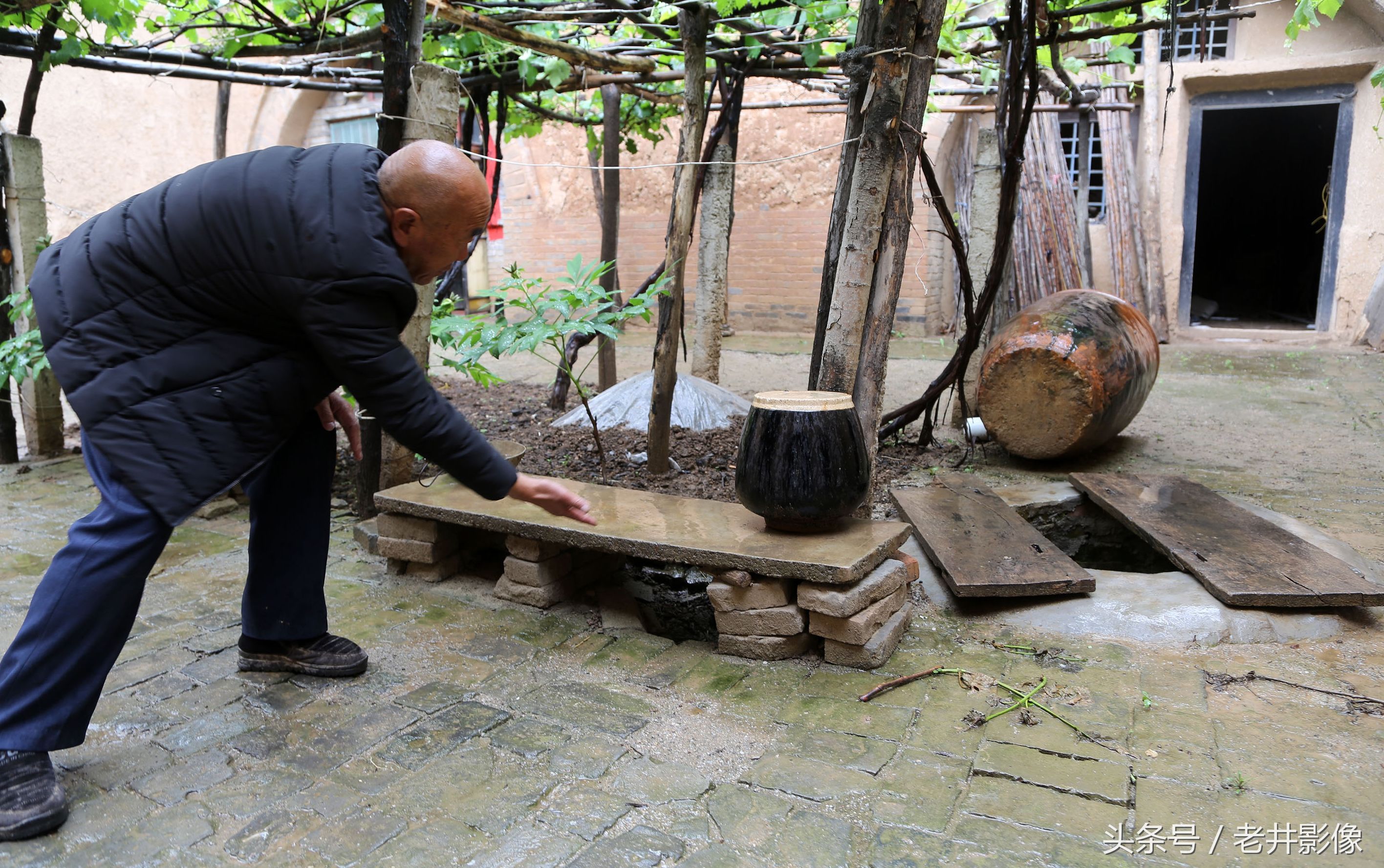 山西农村76岁老人冒雨带你探秘4000年地坑院，如何排水通风排烟