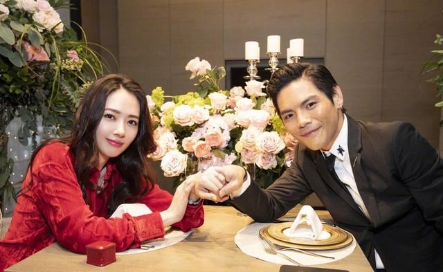 向佐求婚郭碧婷成功,从节目到奔现,这段爱情中