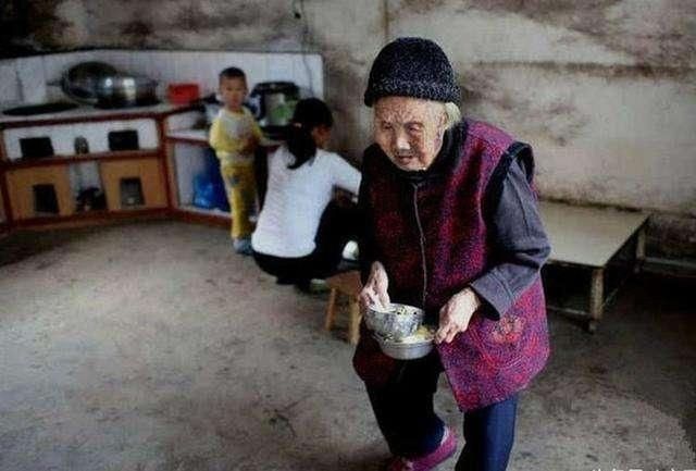 抽烟喝酒有害健康,农村老太一天3两酒半包烟,