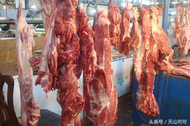 新疆人就这么置办年货,整只羊提回家,一次吃半只太正常了